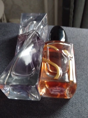 Två exklusiva parfymer - Snyggt set med två parfymer, varav en från Giorgio Armani med den ikoniska 'Sì'-designen. Perfekt för dig som vill ha något lyxigt och trendigt i samlingen. Volym och ingredienser syns ej.