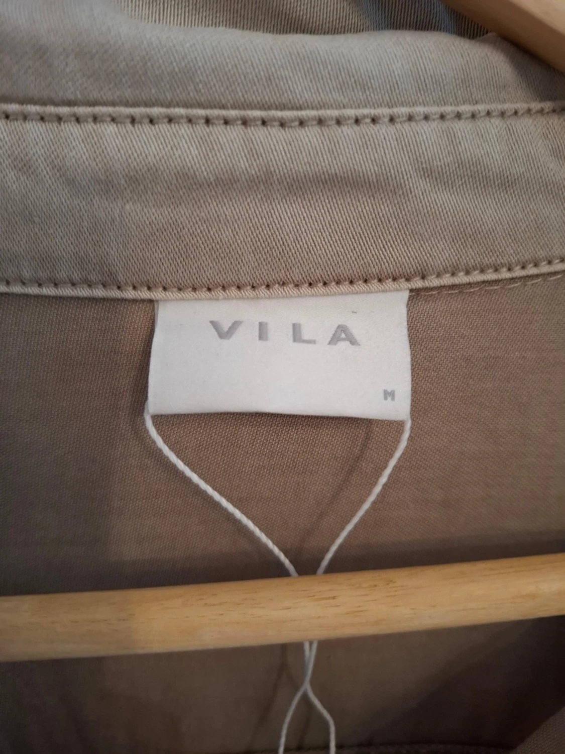 Beige skjorta med knappar från Vila - 2