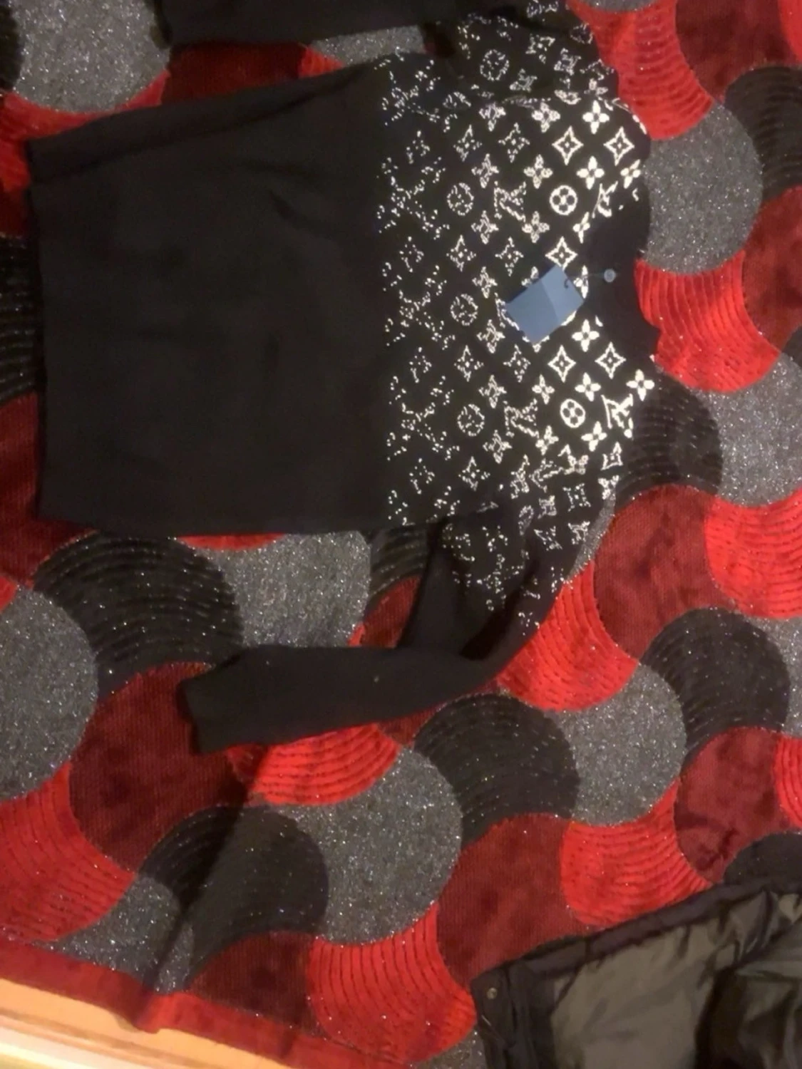 Svart tröja med vit logomönster