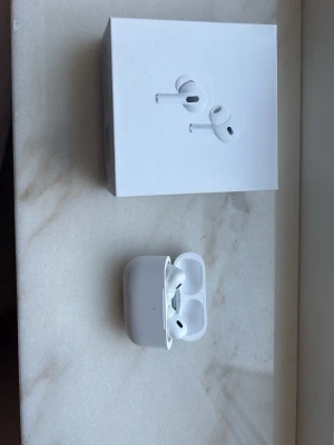 AirPods Pro 2nd generation - Säljer ett par AirPods Pro 2nd generation med MagSafe-laddningsetui. Hörlurarna och etuiet är i gott skick med mindre yttre slitage. Originalförpackning och tillbehör medföljer. Aktiv brusreducering och trådlös laddning för bästa ljudupplevelse.