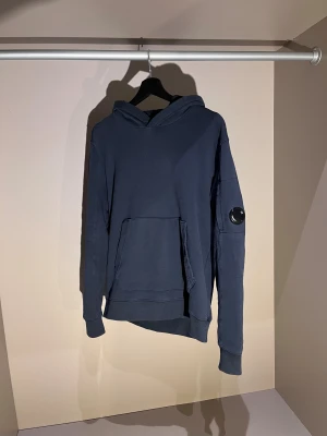  C.P. Company hoodie - Mörkblå CP Company hoodie i storlek 14 år. Bara att höra av sig via dm vid frågor eller funderingar🤩