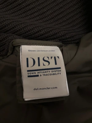 Moncler cardigan - Säljer min gamla Moncler cardigan till bra pris! Riktigt snygg olivgrön färg. Storleken är M, jag är själv 182 cm och väger ca 70 kg och den passar mig rätt så bra. Inga skador, väl omhändertagen. Hör av er om ni har några frågor!