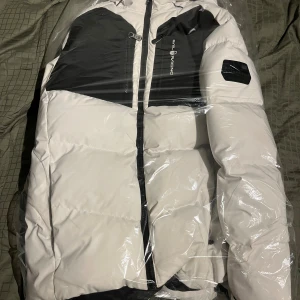 Sail racing vit patrol down jacka - Säljer denna då jag tröttnat på den, nyligen kemtvättad (därför inplastad). Jackan passar bra inför vintern som kommer då den håller värmen extremt väl! Stilren, passar till det mesta samt en skön passform. Originalpris: 3500 kr