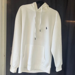 Vit hoodie från Polo Ralph Lauren - Snygg vit hoodie från Polo Ralph Lauren med broderad logga på bröstet. Nyskick. Storlek L.