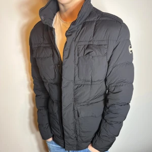 Colmar Jacka - En sjukt snygg dunfodrad field jacket / dunjacka från colmar, perfekt för vintern! Fint skick, passar S. Hör av er vid frågor!