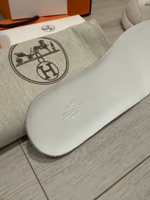 H3rmes Bouncing Sneaker - Blanc - Helt nya och oanvända H sneakers med alla tillbehör medföljande. Du får med box, påse, extra skosnören, dustbags, broschyr mm. Storlek 43 