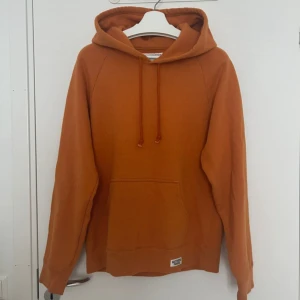 Orange hoodie från The Guilty Parties - Hoodie från The Guilty Parties Paradise Tokyo. Haft den undanlagd så är i super bra skick, tyvärr har man växt ut storleken den så säljer vidare.