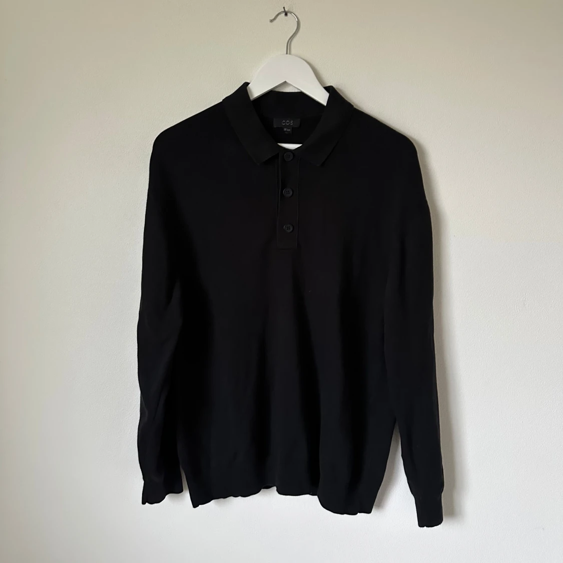 Svart pikétröja från COS i bomull