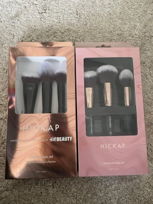6 hickap borstar - Säljer dessa två helt oöppnade paket med 3 sminkborstar vardera. Från Hickap både ”Classic face trio” och ” ultimate face set”. Helt fantastiskt bortar (inga dubbletter).