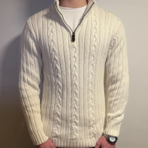 Stickad quarter zip - Säljer den här jätte snygga stickade quarter zipen i storlek L men passar även M. Den är hög kvalitet med en skön läder zip som gör så det känns väldigt exclusivt. Den är väldigt mjuk och skön men även riktigt varm och perfekt för vintern! Priset är inte fast utan går att diskutera!