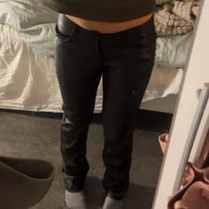Svarta skinnbyxor med rak passform - Snygga svarta skinnbyxor med rak passform från bikbok. Storlek s, ny skick❤️