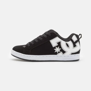 Svarta DC sneakers - Säljer mina svarta sneakers från DC Shoes då dem inte kommer till användning! Hyfsat nya men ända använda, men bra skick! De tvättas så gott de går innan frakt❤️