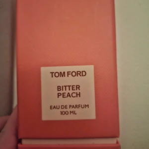 Tom Ford Bitter Peach 100ml - Tom Ford Bitter Peach Eau de Parfum i stor flaska på 100 ml. En exklusiv doft i snygg förpackning, perfekt för dig som vill sticka ut. Den är äkta och oanvänd men förpackningen är öppnad.