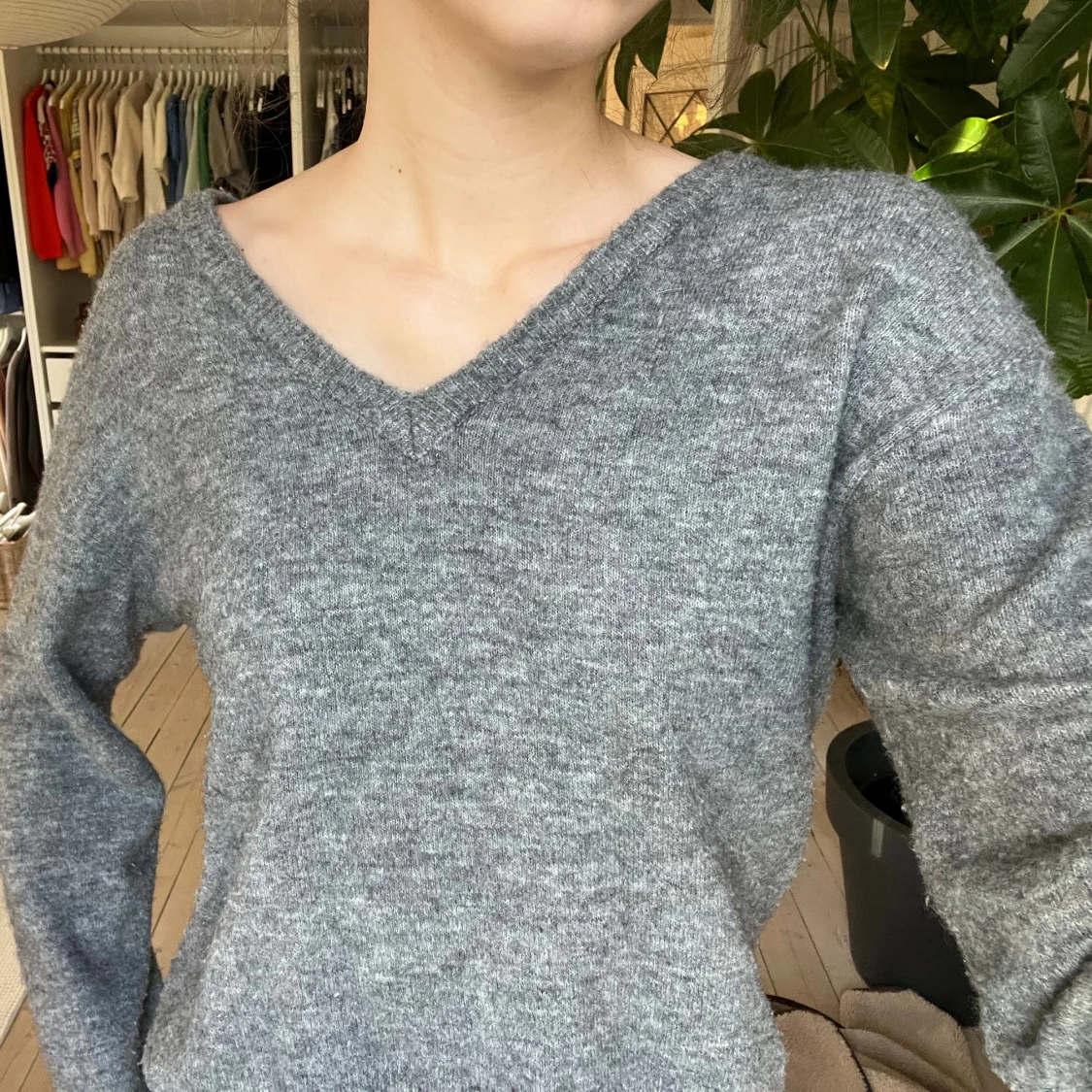 Grå stickad v-ringad tröja 
