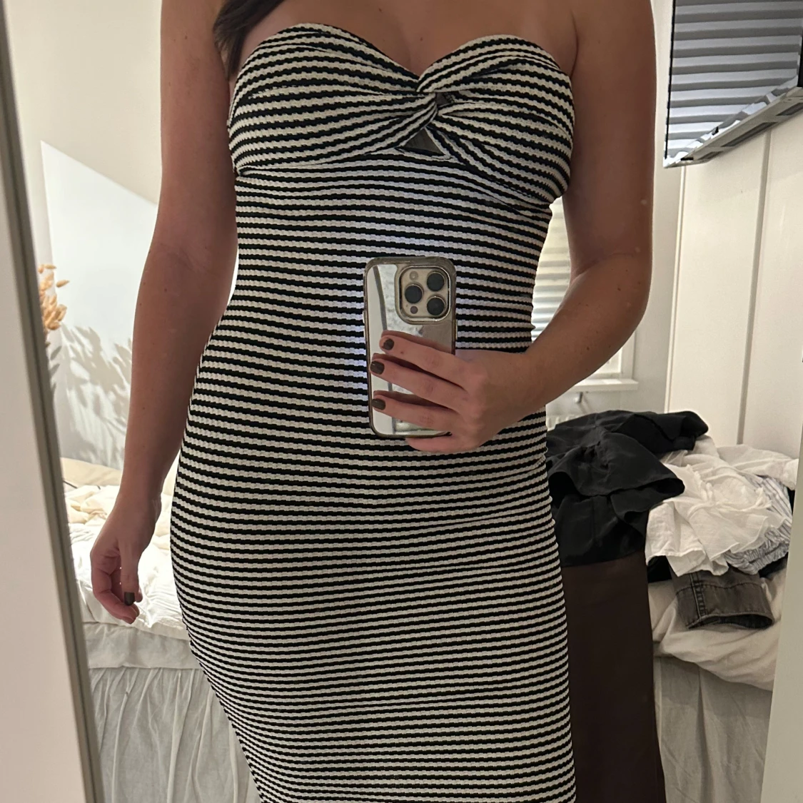 Randig axelbandslös klänning