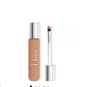 Dior concealer med applikator - Flytande concealer från Dior i en snygg beige nyans. Kommer i en stilren matt flaska med silverfärgat lock och tillhörande applikator för enkel applicering. Perfekt för att täcka mörka ringar och ojämnheter med ett naturligt resultat. 