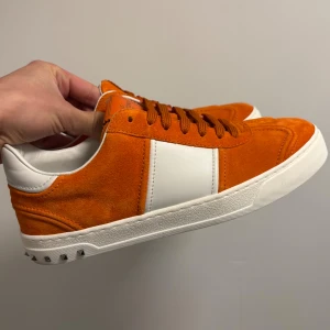 Valentino Flycrews Orange - Valentino Flycrews i den sällsynta färgen orange 🍊 Skorna är i nyskick ✅ Alla nitar kvar! ✅ Dustbags och extra snören medföljer! ✅Storlek 39 men passar större ⬆️