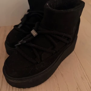 Svarta Inuikii boots med plattform 39 - grov plattformsula och snörning. Skorna är tillverkade i mocka . Insidan är fodrad för extra värme och komfort, perfekt för kalla dagar 