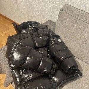 Mocler jacka  - Svart moncler jacka storlek XL men det passar L, priset kan diskuteras 