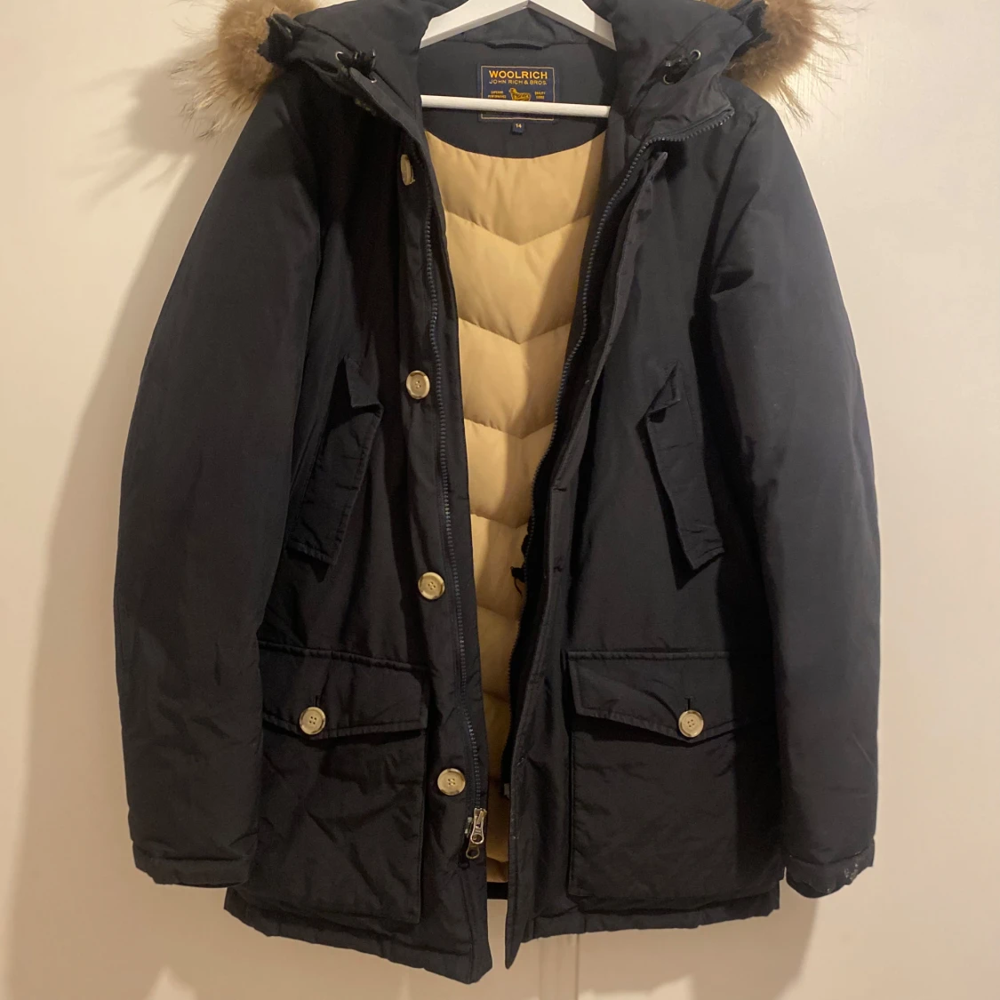 Svart parkas från Woolrich med päls