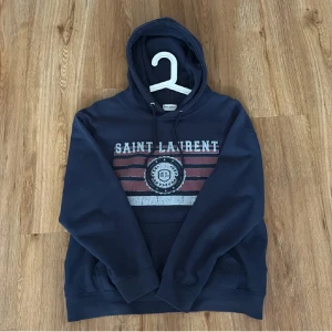 Saint Laurent hoodie ( Kvitto finns)s - Säljer nu denna feta Saint Laurent hoodien | Size: S | Pris 1299kr| Frågor och pris kan diskuteras | Kvitto finns ⚜️