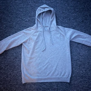 Ljusgrå merinoull hoodie med huva och snörning - En stilren ljusgrå merino ull hoodie! Tröjan är slim vilket passar de flesta!Enkel att matcha med jeans i olika färger👖Tröjan är köpt från företaget Verani. Finns fler bilder på tröjan på Veranis hemsida✅