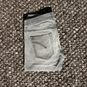 Dondup jeans - Dondup jeans i storlek 31. Modellen på jeansen är Ritchie (passar som George). Skick 10/10, som nya. Pris kan diskuteras vid snabb affär 