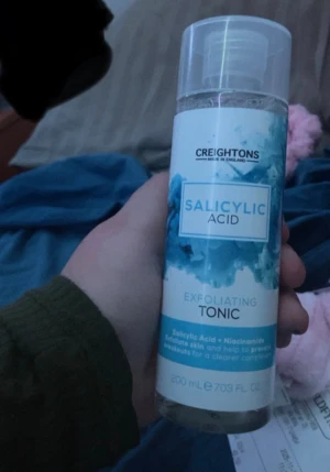 Creightons Salicylic Acid Exfoliating Tonic - Oöppnad och oanvänd Exfolierande tonic med salicylsyra och niacinamid från Creightons. Kommer i en genomskinlig plastflaska med blå och vit etikett, 200 ml. Perfekt för att rengöra och fräscha upp huden. Pumpkork för enkel applicering. Bra för oljig och aknebenägen hud. Lite sämre för torr hud