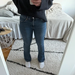 Mörkblå bootcut jeans från Gina Tricot💙 - Snygga blå jeans från Gina med klassisk bootcut passform. Jeansen är låg/mid waisted. Strl 36 vilket motsvarar S.