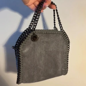 Stella McCartney väska  - Säljer min fina Stella väska, sparsamt använd men börjat tröttna lite. ♥️Dm om frågor eller önskemål om fler bilder👏Låna kedjan är på, den syns ba inte på bilden 
