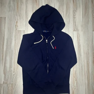 Ralph lauren kofta - Säljer denna feta ralph lauren koftan i sådär skick, då den bara använts under vintern🤗 endast 699kr🤩