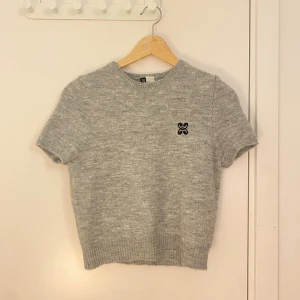 Kortärmad stickad tröja!🩶 - grå kortärmad tröja från h&m! 🌟 den är ganska tunn och väldigt skön. Det finns en liten detalj också!! 🩶