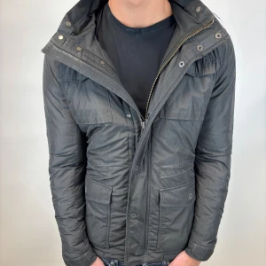 Woolrich Jacka  - Hej! Säljer nu denna väldigt snygga och eftertraktade Woolrich Fieldjacka!  Jackan är slutsåld överallt och går inte att få tag på… jackan är perfekt nu till hösten/vintern  Storlek S Ny pris: 6000 kr Säljs för: 1399 kr