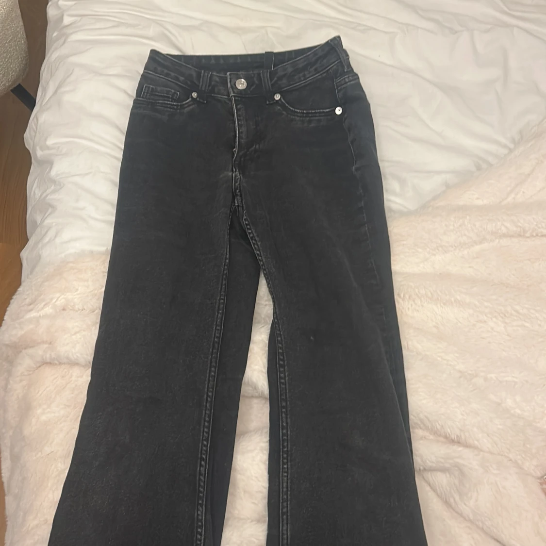 Svarta bootcut jeans lågmidjade