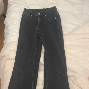 Svarta bootcut jeans lågmidjade - Snygga basic svarta lågmidjade bootcut jeans!!!