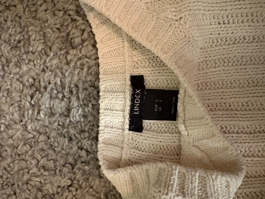 Vit stickad tröja  - 1