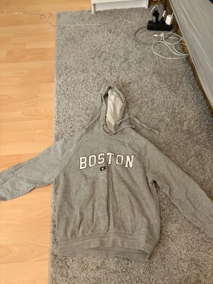 Grå hoodie - En grå hoodie i st XS från Gina tricot, väl använd 