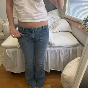 Jeans med fickor - jeans med en detalj, fickor där framme. ALDRIG använda