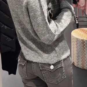 True Religion jeans - Säljer mina super snygga jeans ifrån true religion som endast är använda ett par fåtal gånger. Storlek 26 och är i modellen joey grå, köpta för 1300 kr.