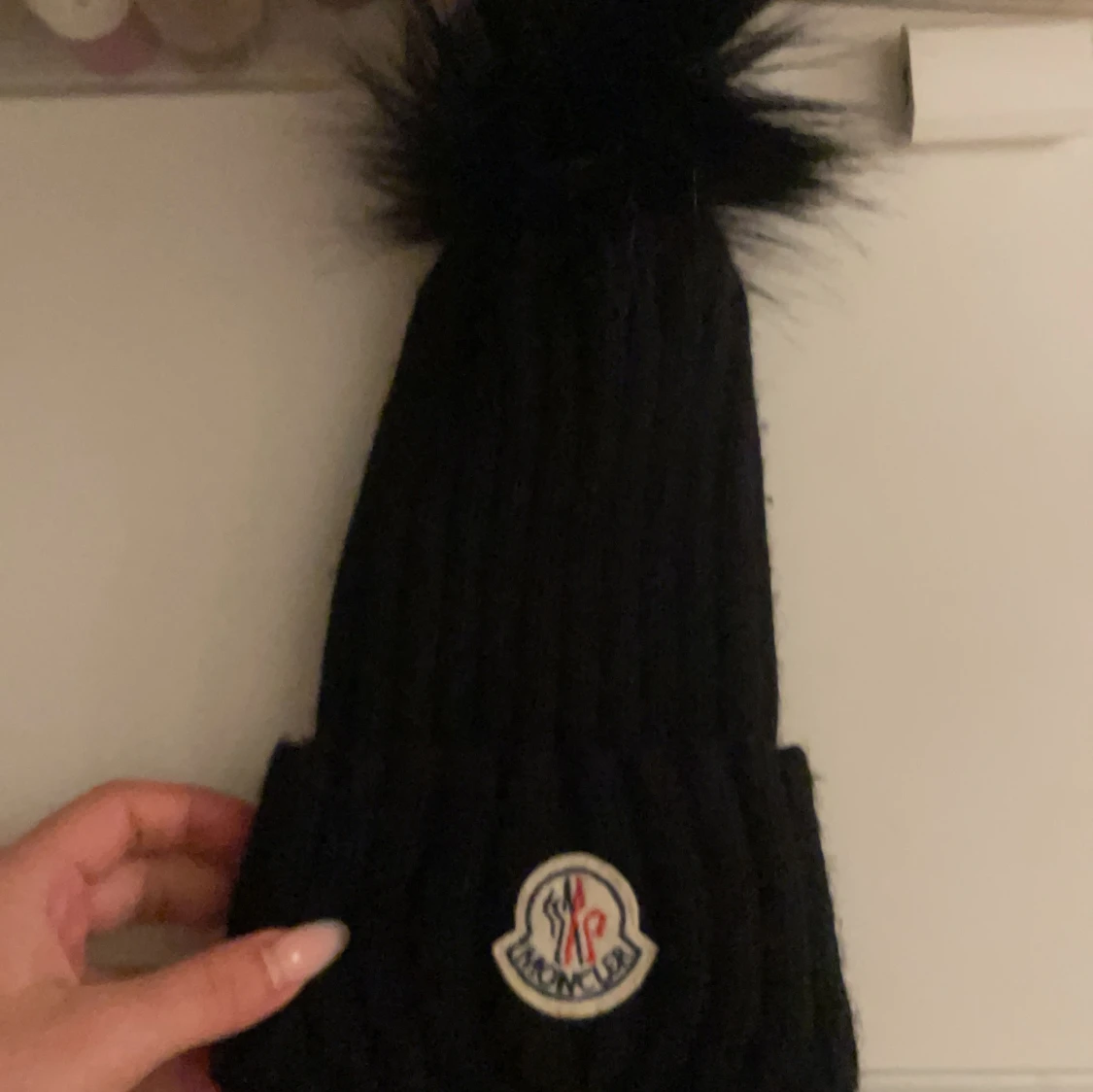 Svart  mössa med pälsboll - 2