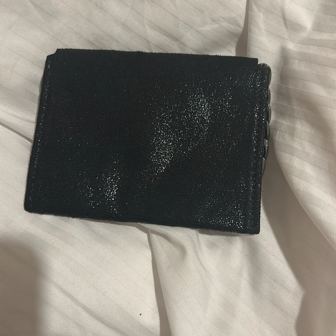 Svart plånbok med kedjedetalj - 4