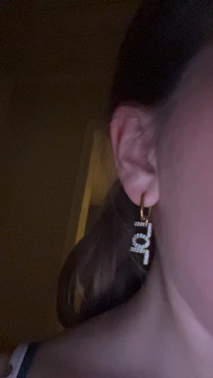 Guldörhänge med glittrig LOL-berlock - Säljer ett coolt örhänge i guld med en hängande berlock som stavar LOL, täckt av små glittrande stenar.💕DET KOMMER BARA MED ETT ÖRHÄNGE!