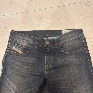 Lågmidjade Disel jeans - Blå gråa jeans från disel med låg midja. I mycket bra skick.