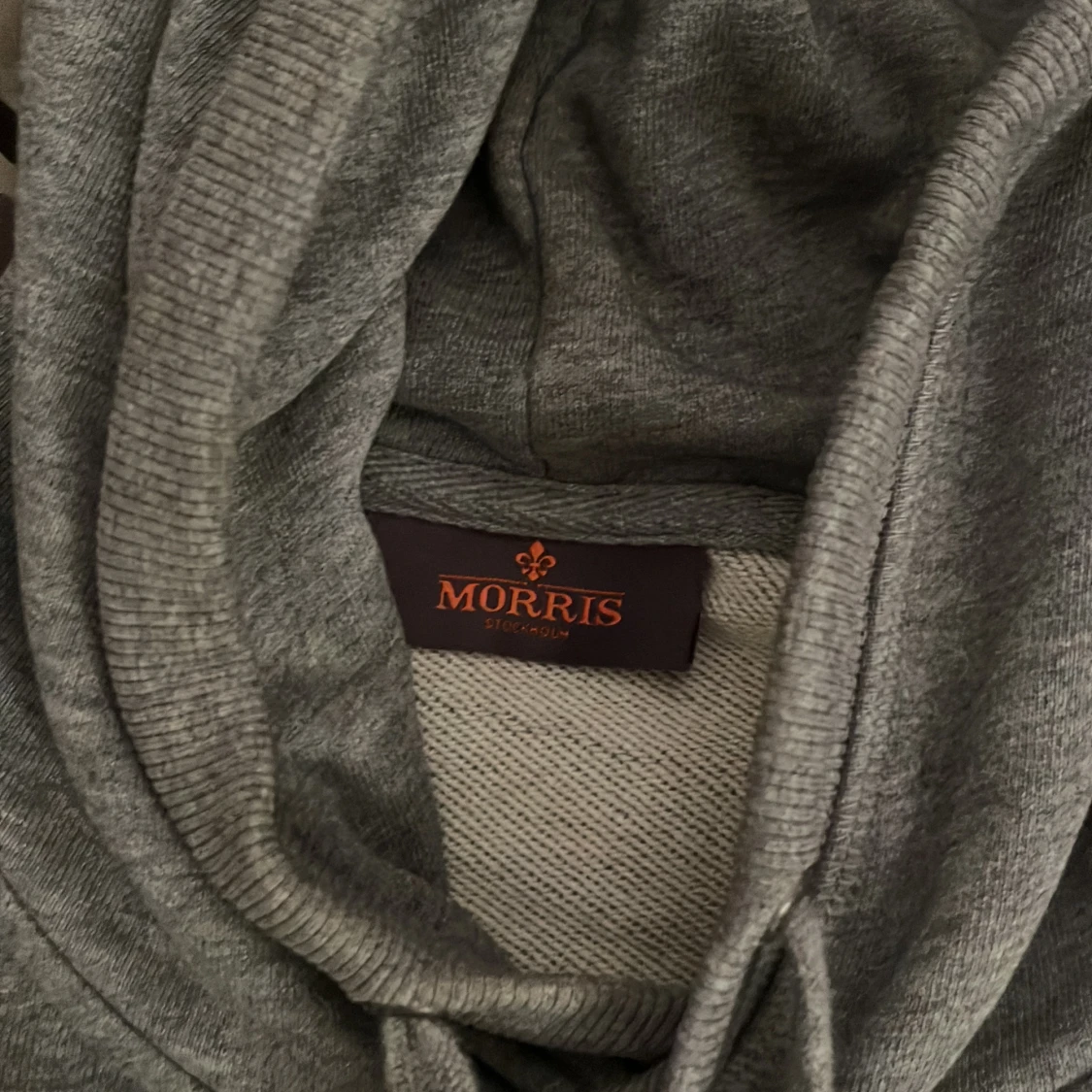 Grå hoodie från Morris med tryck - 1