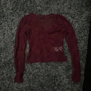 Vinröd spetsblus från Gina Tricot - Säljer en vinröd långärmad spetsblus från Gina Tricot. Blusen är genombruten med blommigt spetsmönster och har en tight passform. Perfekt för dig som vill ha en snygg och feminin topp med lite edge.❤️