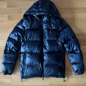 Rhalp Lauren jacka - Snygg rhalp Lauren jacka några små defekter men inget som märks av storlek xs sitter lite stort så skulle säga att den passar S med köpt i butik för 6200kr kvittot kan möjligtvis finnas kvar.  Pris kan diskuteras 