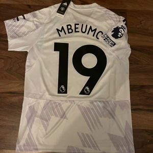 Vit Manchester United Mbeumo 19 tröja - Number: 19 ✅ PL Badge ⚽️ Bäst pris för bäst kvalite 💯
