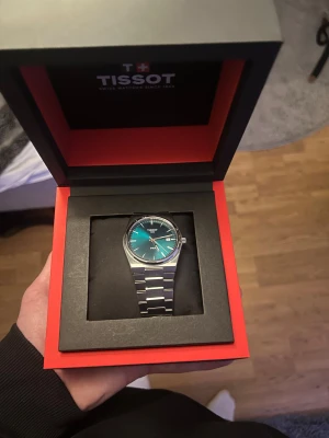 Tissot PRX klocka med blå urtavla - Säljer en stilren Tissot PRX klocka med metallarmband och grön urtavla. (40mm)använd ett fåtal gånger så i bra skick 