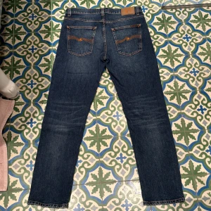 Nudie Jeans solid ollie, 30/30 - Snygga blå jeans från Nudie Jeans Co straight fit, köpta nya för 1800kr. Endast använda ett fåtal gånger då de va för små för mig. 