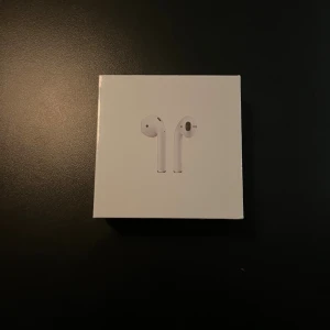 Apple AirPods med trådlöst laddningsetui - Säljer ett par Apple AirPods! De är helt nya och säljer enbart pga att jag fick fler än jag önska mig 